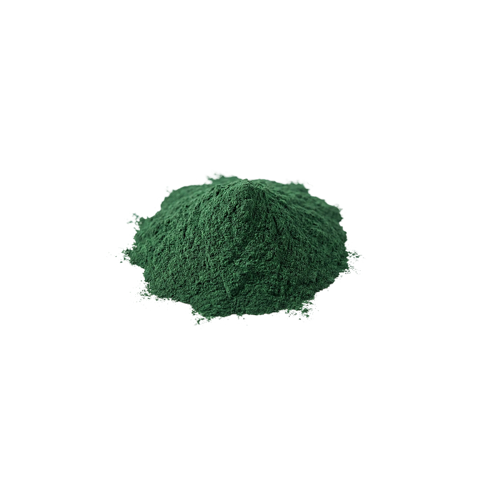 Mørkegrønt spirulina-pulver i lille bunke på hvid baggrund